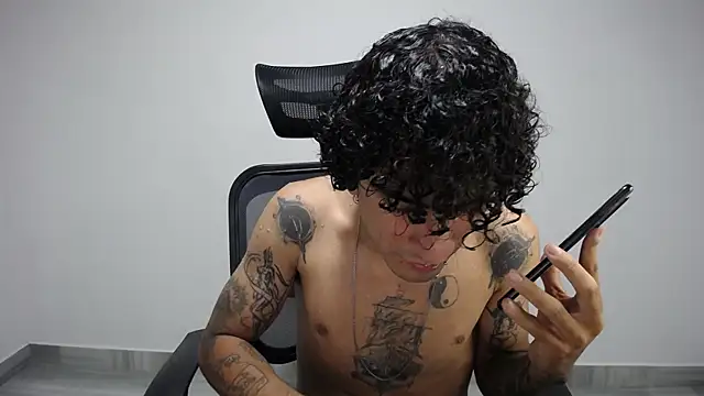 Snapshot of present_the_magic chatting on 5, 1, 2025 present the magic online show from 5, 1, 2025