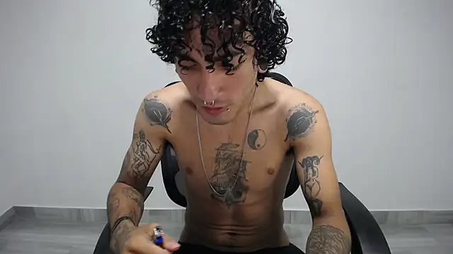 Snapshot of present_the_magic chatting on 6, 1, 2025 present the magic online show from 6, 1, 2025