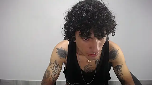 Snapshot of present_the_magic chatting on 1, 2, 2025 present the magic online show from 1, 2, 2025