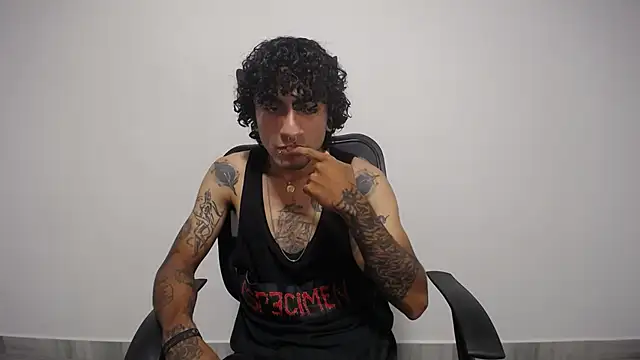 Snapshot of present_the_magic chatting on 1, 2, 2025 present the magic online show from 1, 2, 2025