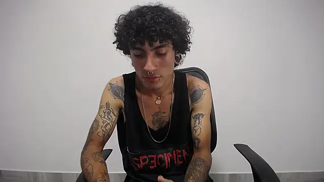 Snapshot of present_the_magic chatting on 3, 2, 2025 present the magic online show from 3, 2, 2025