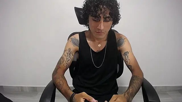 Snapshot of present_the_magic chatting on 4, 2, 2025 present the magic online show from 4, 2, 2025