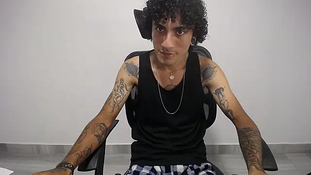 Snapshot of present_the_magic chatting on 5, 2, 2025 present the magic online show from 5, 2, 2025