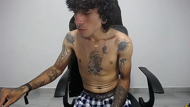 Snapshot of present_the_magic chatting on 6, 2, 2025 present the magic online show from 6, 2, 2025