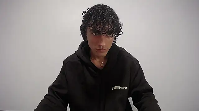 Snapshot of present_the_magic chatting on 8, 2, 2025 present the magic online show from 8, 2, 2025