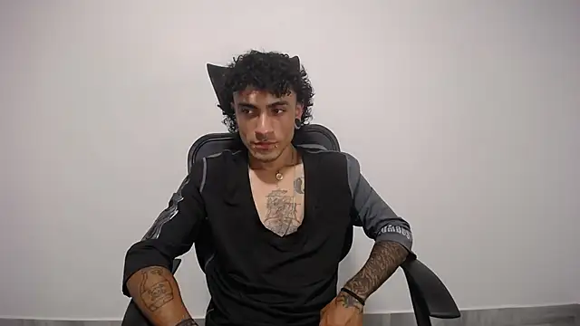 Snapshot of present_the_magic chatting on 10, 2, 2025 present the magic online show from 10, 2, 2025