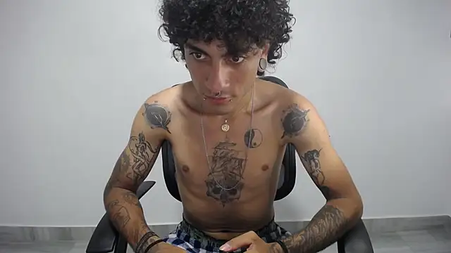 Snapshot of present_the_magic chatting on 12, 2, 2025 present the magic online show from 12, 2, 2025