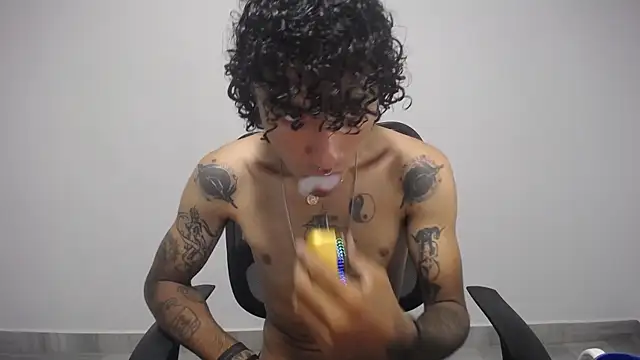 Snapshot of present_the_magic chatting on 17, 2, 2025 present the magic online show from 17, 2, 2025