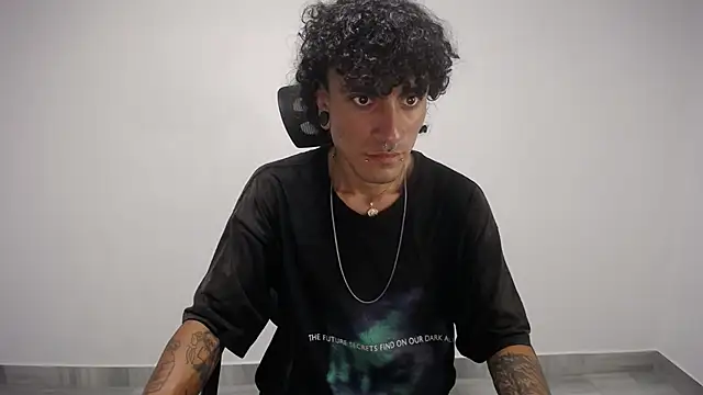 Snapshot of present_the_magic chatting on 24, 2, 2025 present the magic online show from 24, 2, 2025