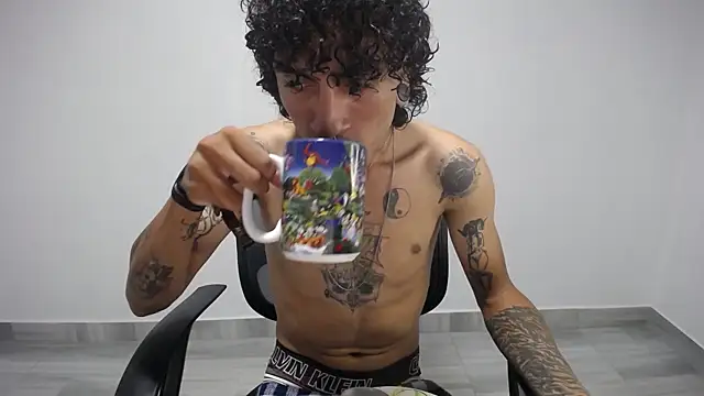 Snapshot of present_the_magic chatting on 5, 3, 2025 present the magic online show from 5, 3, 2025