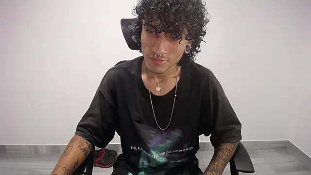 Snapshot of present_the_magic chatting on 7, 3, 2025 present the magic online show from 7, 3, 2025