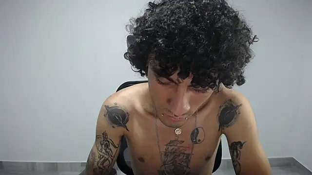 Snapshot of present_the_magic chatting on 7, 3, 2025 present the magic online show from 7, 3, 2025