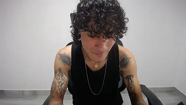 Snapshot of present_the_magic chatting on 22, 3, 2025 present the magic online show from 22, 3, 2025