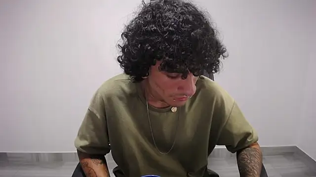 Snapshot of present_the_magic chatting on 23, 3, 2025 present the magic online show from 23, 3, 2025