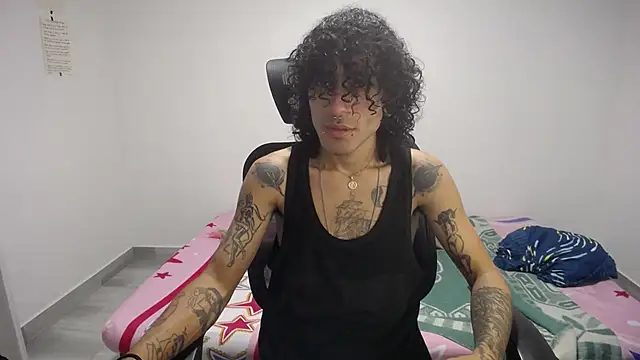 Snapshot of present_the_magic chatting on 17, 9, 2025 present the magic online show from 17, 9, 2025