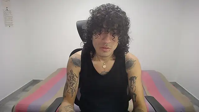 Snapshot of present_the_magic chatting on 18, 9, 2025 present the magic online show from 18, 9, 2025