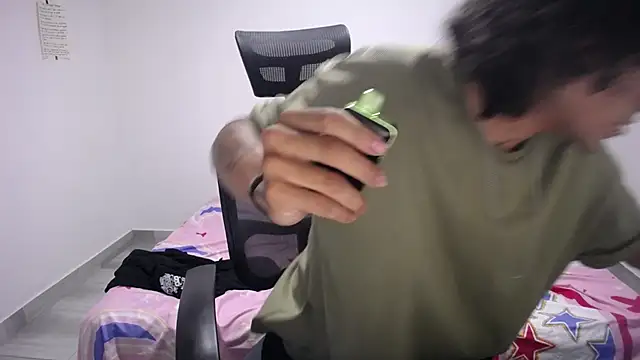 Snapshot of present_the_magic chatting on 25, 9, 2025 present the magic online show from 25, 9, 2025