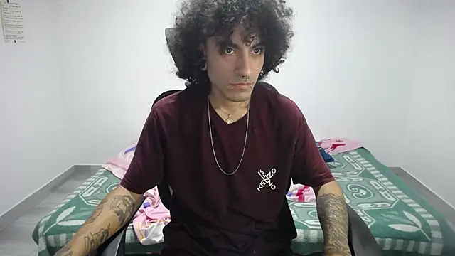 Snapshot of present_the_magic chatting on 8, 10, 2025 present the magic online show from 8, 10, 2025