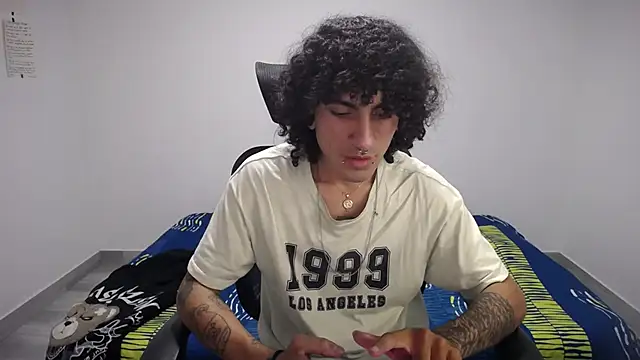 Snapshot of present_the_magic chatting on 19, 10, 2025 present the magic online show from 19, 10, 2025