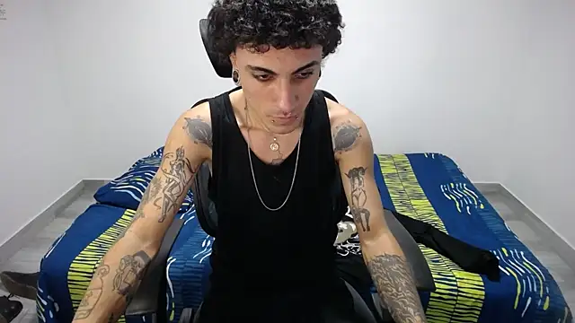 Snapshot of present_the_magic chatting on 20, 10, 2025 present the magic online show from 20, 10, 2025