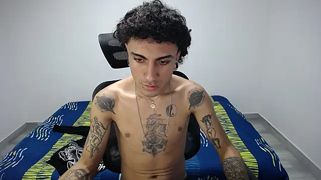 Snapshot of present_the_magic chatting on 25, 10, 2025 present the magic online show from 25, 10, 2025