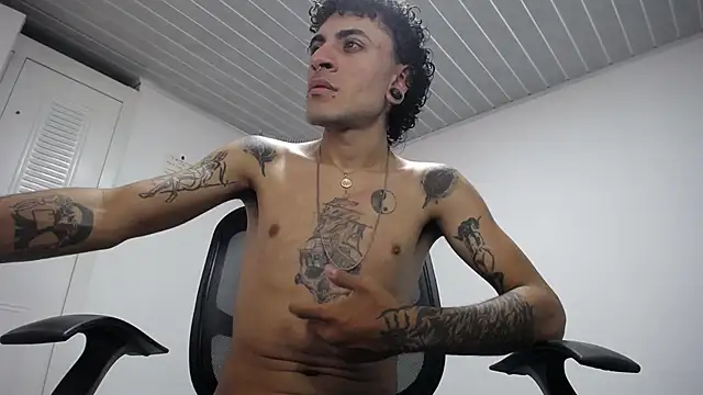 Snapshot of present_the_magic chatting on 25, 10, 2025 present the magic online show from 25, 10, 2025