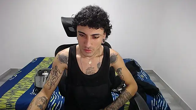 Snapshot of present_the_magic chatting on 27, 10, 2025 present the magic online show from 27, 10, 2025