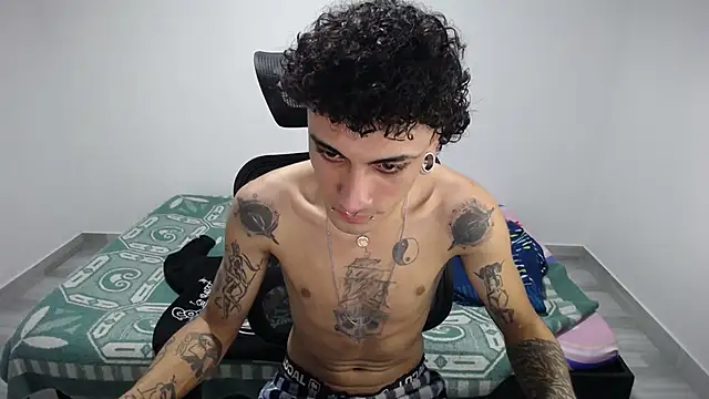 Snapshot of present_the_magic chatting on 28, 10, 2025 present the magic online show from 28, 10, 2025