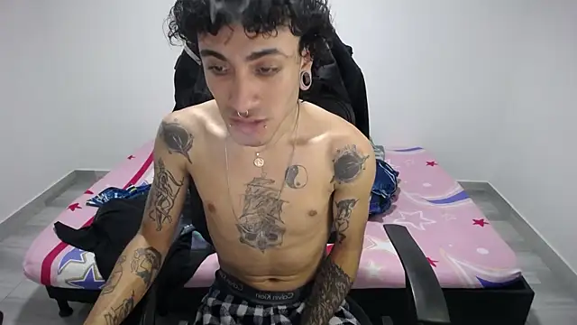 Snapshot of present_the_magic chatting on 30, 10, 2025 present the magic online show from 30, 10, 2025