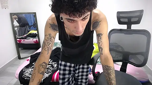 Snapshot of present_the_magic chatting on 2, 11, 2025 present the magic online show from 2, 11, 2025