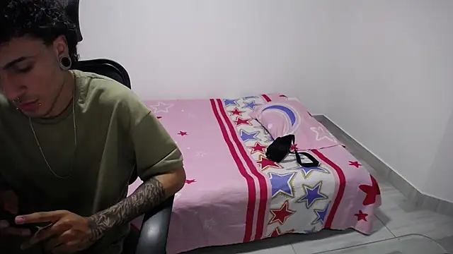 Snapshot of present_the_magic chatting on 4, 11, 2025 present the magic online show from 4, 11, 2025