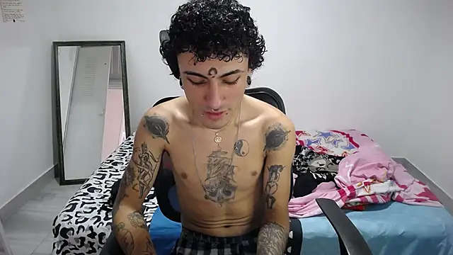 Snapshot of present_the_magic chatting on 5, 11, 2025 present the magic online show from 5, 11, 2025