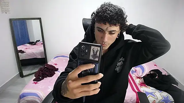 Snapshot of present_the_magic chatting on 7, 11, 2025 present the magic online show from 7, 11, 2025