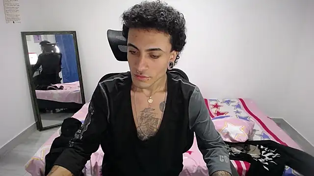 Snapshot of present_the_magic chatting on 10, 11, 2025 present the magic online show from 10, 11, 2025