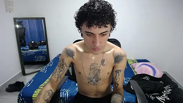 Snapshot of present_the_magic chatting on 13, 11, 2025 present the magic online show from 13, 11, 2025