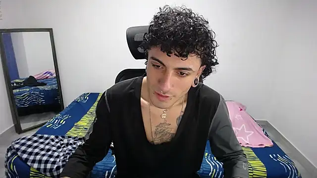 Snapshot of present_the_magic chatting on 17, 11, 2025 present the magic online show from 17, 11, 2025