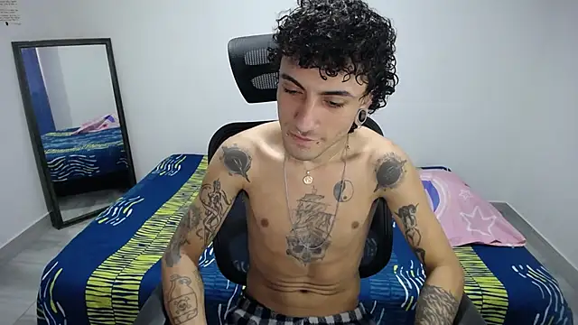 Snapshot of present_the_magic chatting on 17, 11, 2025 present the magic online show from 17, 11, 2025