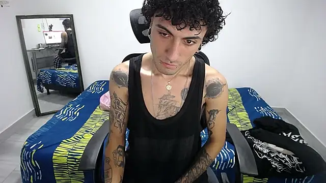 Snapshot of present_the_magic chatting on 18, 11, 2025 present the magic online show from 18, 11, 2025