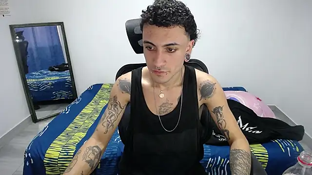 Snapshot of present_the_magic chatting on 21, 11, 2025 present the magic online show from 21, 11, 2025