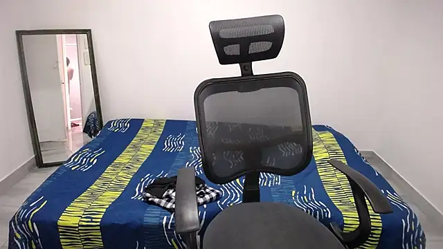 Snapshot of present_the_magic chatting on 24, 11, 2025 present the magic online show from 24, 11, 2025