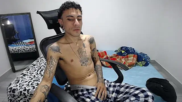 Snapshot of present_the_magic chatting on 28, 11, 2025 present the magic online show from 28, 11, 2025