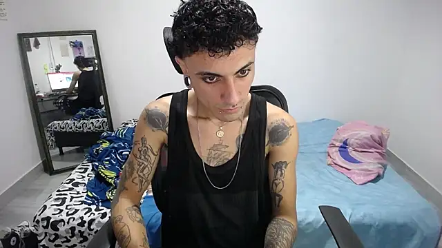 Snapshot of present_the_magic chatting on 30, 11, 2025 present the magic online show from 30, 11, 2025