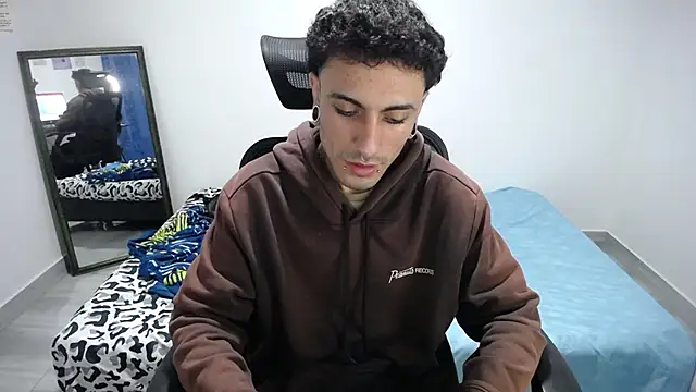 Snapshot of present_the_magic chatting on 2, 12, 2025 present the magic online show from 2, 12, 2025