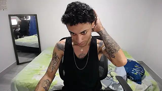 Snapshot of present_the_magic chatting on 16, 12, 2025 present the magic online show from 16, 12, 2025