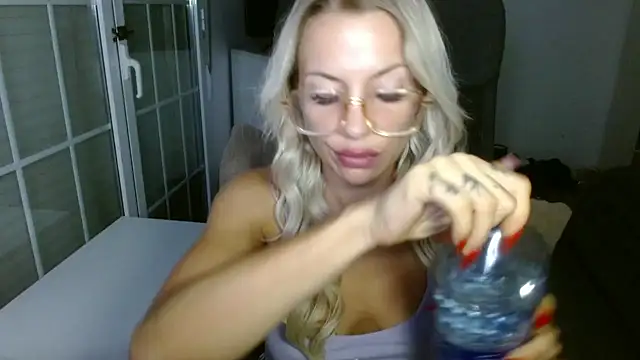 Snapshot of JuicyJanexo chatting on 1, 8, 2026 JuicyJanexo online show from 1, 8, 2026