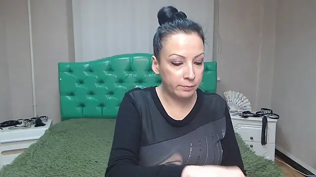 Snapshot of ElizabethSho chatting on 8, 12, 2024 ElizabethSho online show from 8, 12, 2024