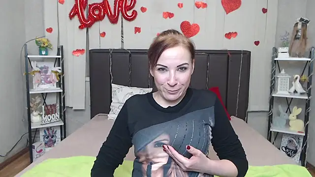 Snapshot of ElizabethSho chatting on 7, 4, 2026 ElizabethSho online show from 7, 4, 2026