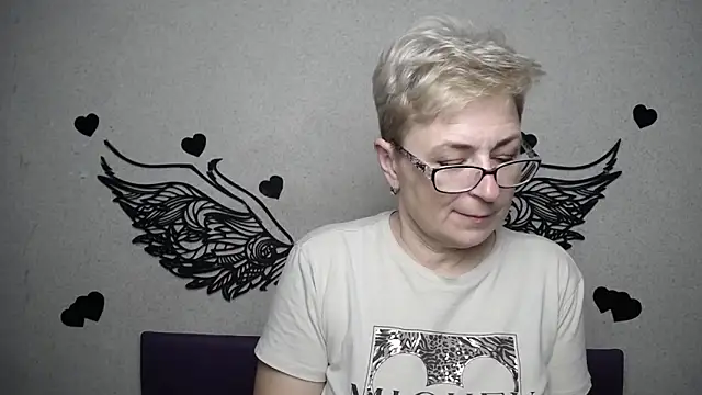 Snapshot of EmiliaGree chatting on 4, 4, 2026 EmiliaGree online show from 4, 4, 2026