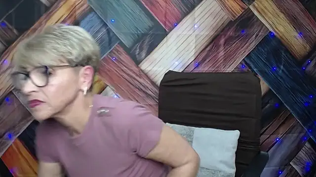 Snapshot of EllaBonito chatting on 6, 10, 2025 EllaBonito online show from 6, 10, 2025