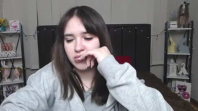 Snapshot of LauraHlot chatting on 3, 2, 2025 LauraHlot online show from 3, 2, 2025